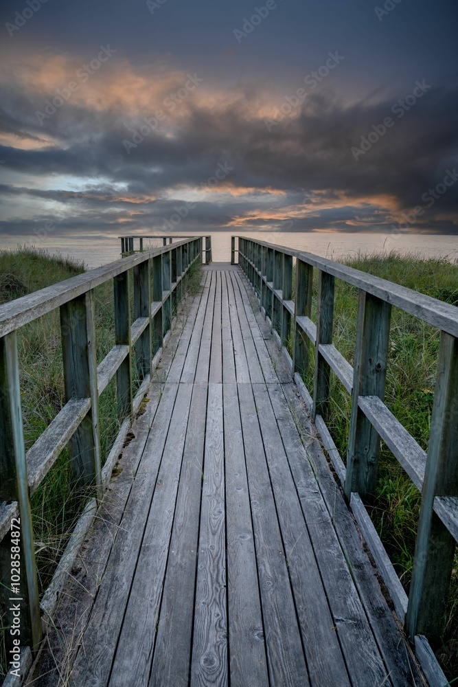 Fototapeta premium Boardwalk to the ocean at sunset