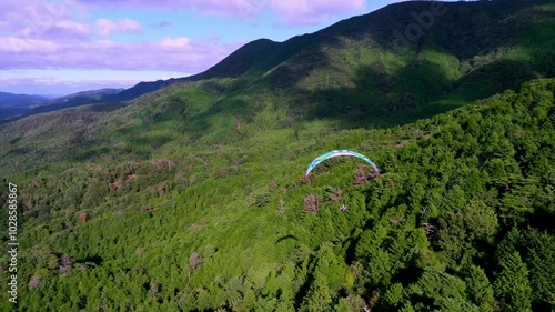 パラグライダーで大空に飛び出す様子をドローンで空撮