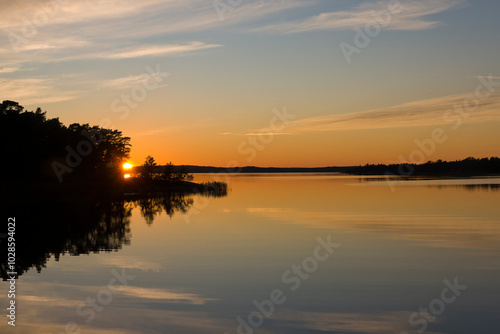 Sonnenuntergang im Herbst auf den Åland Inseln bei Gersholm