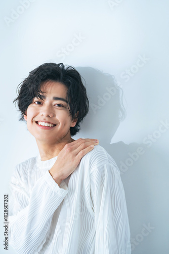 Foto 男性、笑顔、メンズ、コスメ、化粧品、美容、スキンケア、Z世代、カジュアル、ニキビケア、イケメン、ヘアケア、かっこいい、キュート、可愛い、シャツ、白い、ポートレー