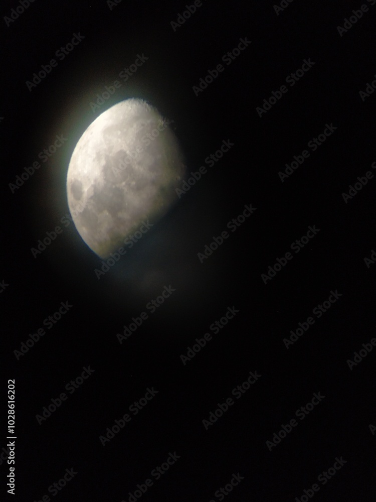 Luna creciente, vista parcial de un tercio, en sombra, con halo alrededor se aprecian los mares y cráteres. Luna creciente, vista parcial de un tercio, en sombra, con halo alrededor se aprecian los mares y cráteres.