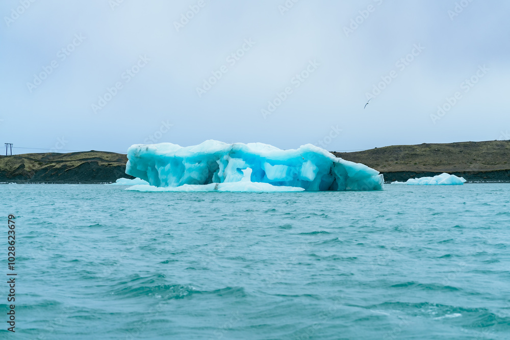 Fototapeta premium ヨークルスアゥルロゥンの氷河湖