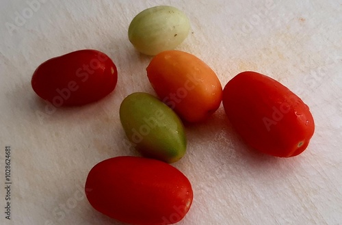 Tomate-cereja - O tomate-cereja (Solanum lycopersicum var. cerasiforme[1]) é uma espécie de tomate cujo tamanho é menor e, normalmente, seu sabor é um pouco mais doce que um tomate comum.  photo