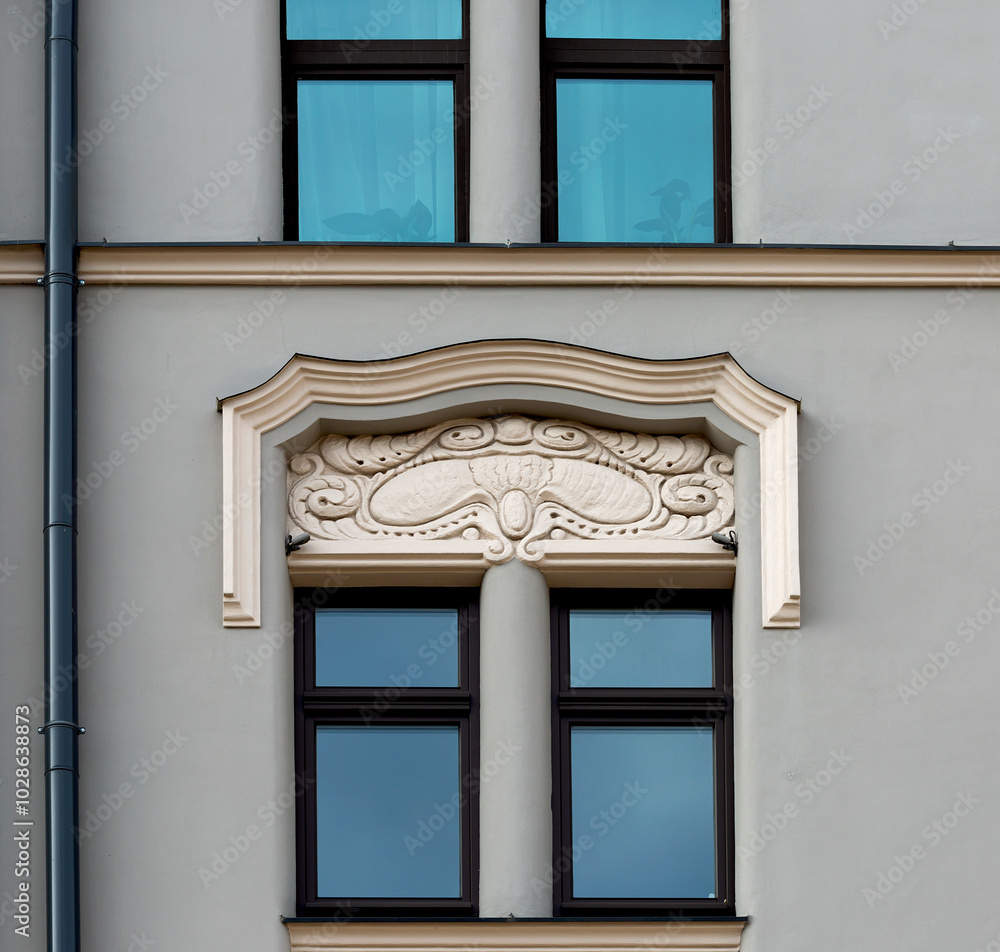 Fototapeta premium motivo simétrico enmarcado en la ventana