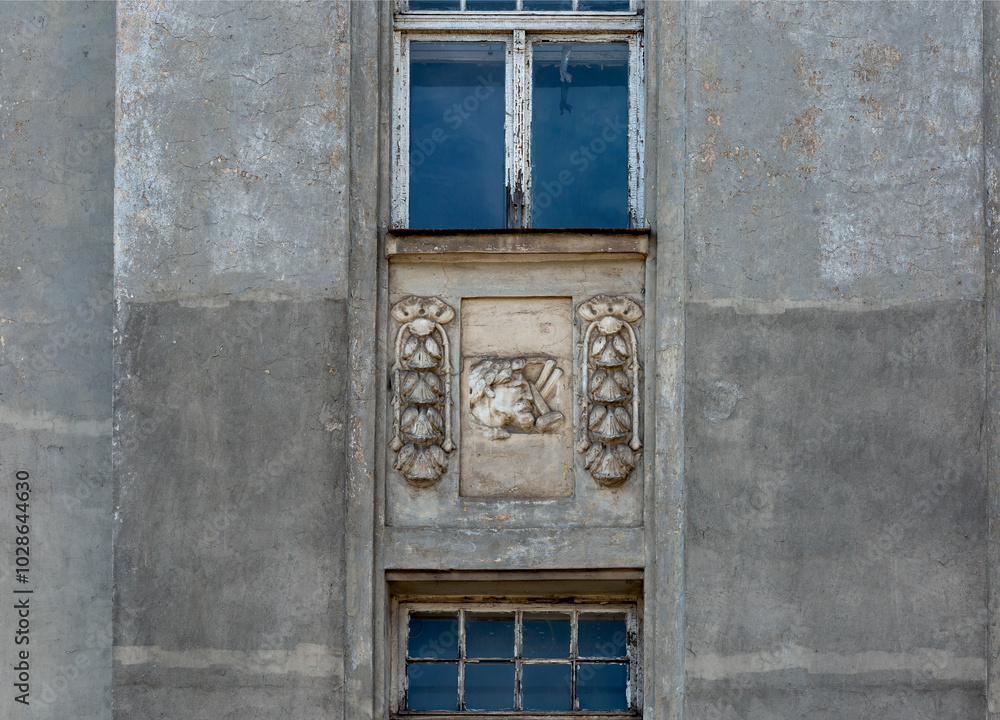 personaje diminuto en la gran fachada