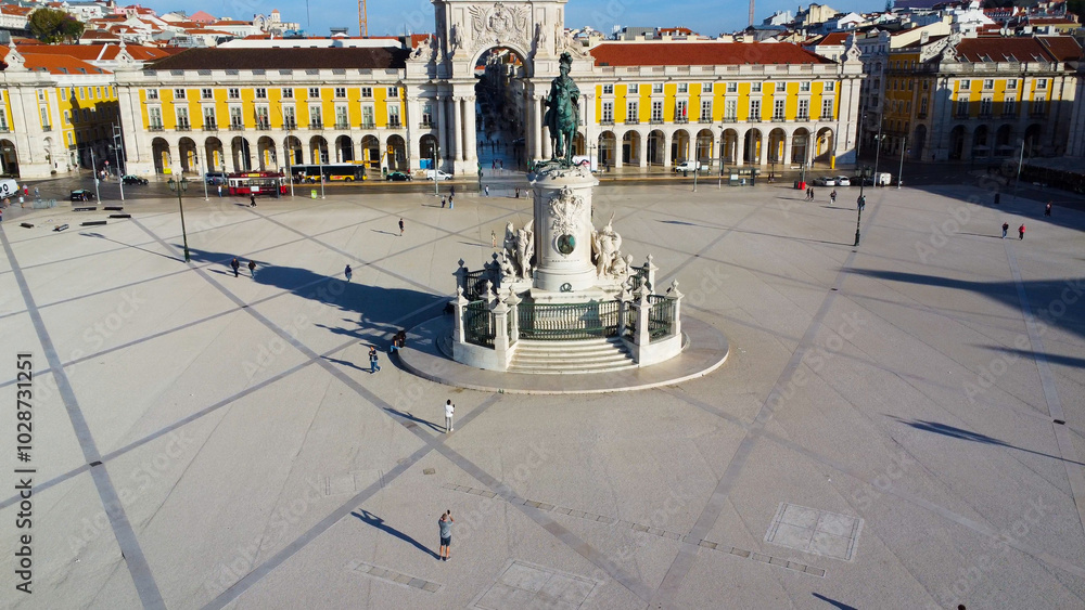 Uma imagem icónica do Terreiro do Paço (também conhecido como Praça do Comércio), situada na Baixa Pombalina, em Lisboa. A ampla praça está rodeada por majestosos edifícios de cor amarela com arcadas Uma imagem icónica do Terreiro do Paço (também conhecido como Praça do Comércio), situada na Baixa Pombalina, em Lisboa. A ampla praça está rodeada por majestosos edifícios de cor amarela com arcadas
