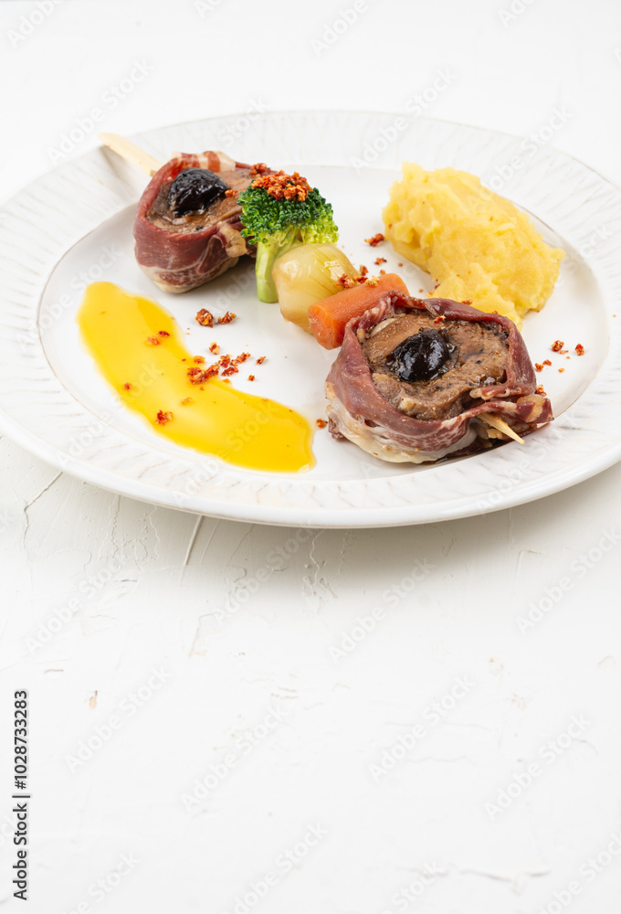 Top view of sirloin skewer with broccoli, potato and sauce, on a plate and white background, vertical, with copy space Top view of sirloin skewer with broccoli, potato and sauce, on a plate and white background, vertical, with copy space