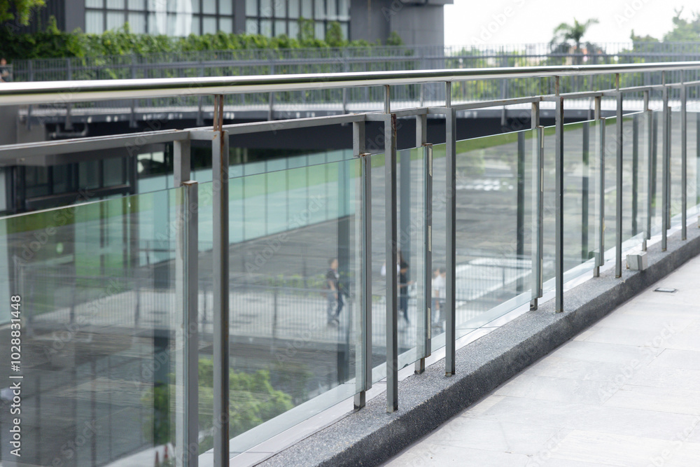 Obraz premium A glass railing with a view of a city street