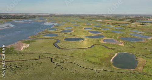 Vue aérienne de la baie d'Authie et des mares avec les huttes de chasse