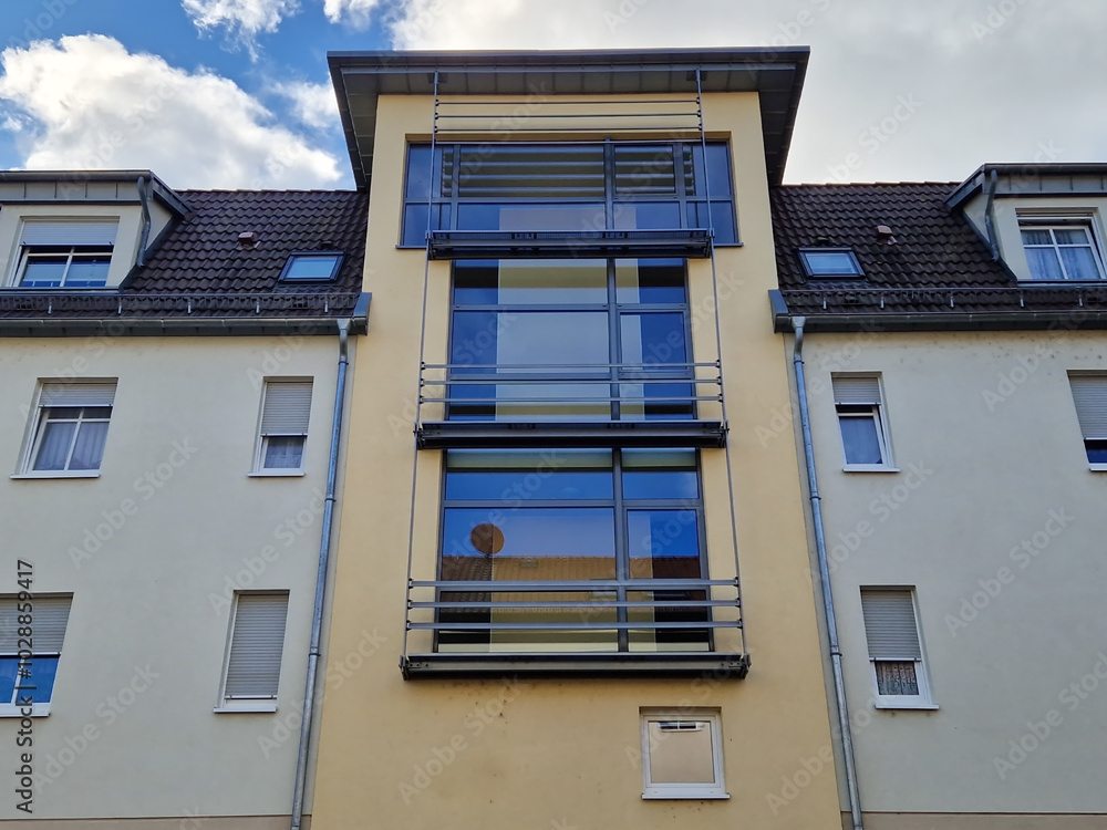 Obraz premium Schutzgitter vor dem Fenster Balkon