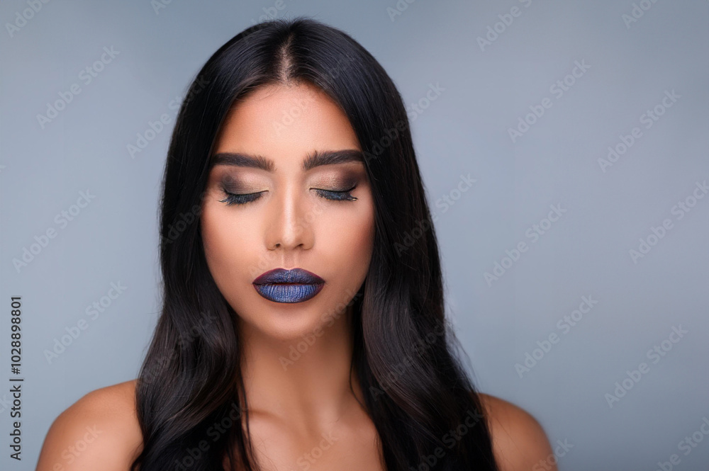 Junge Frau mit geschlossenen Augen und blauen Lippenn