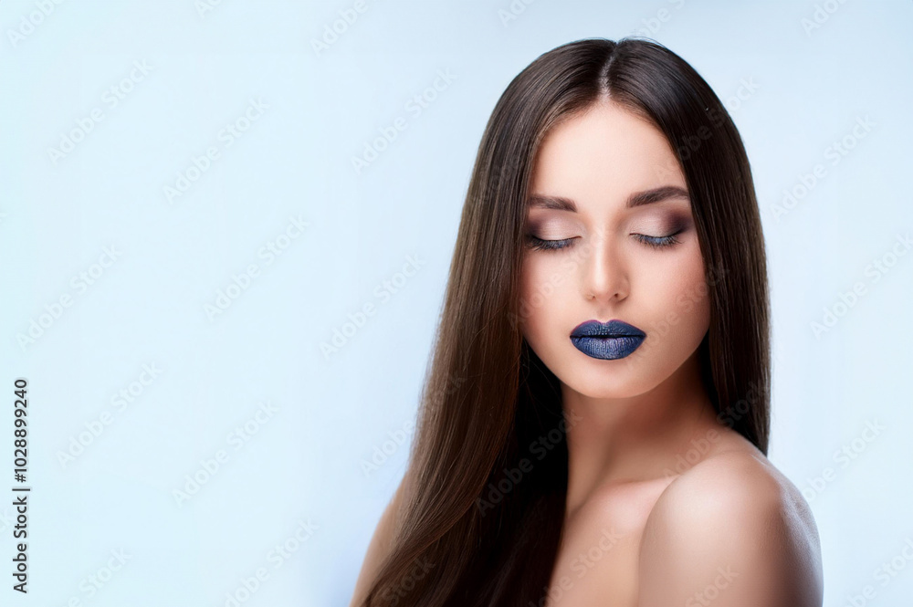 Junge Frau mit blauen Lippenstift auf den Lippen