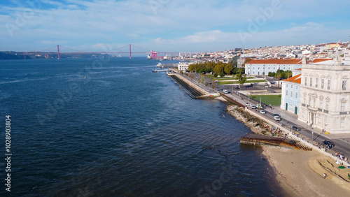 Uma imagem icónica do Terreiro do Paço (também conhecido como Praça do Comércio), situada na Baixa Pombalina, em Lisboa. A ampla praça está rodeada por majestosos edifícios de cor amarela com arcadas  photo