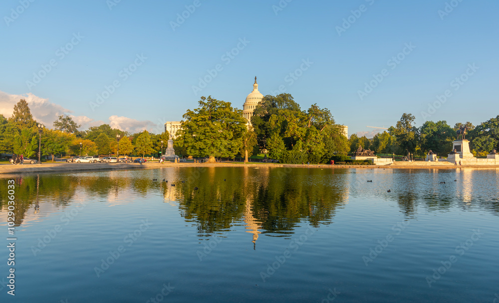 Obraz premium United States Capitol reflected on the water at sunset