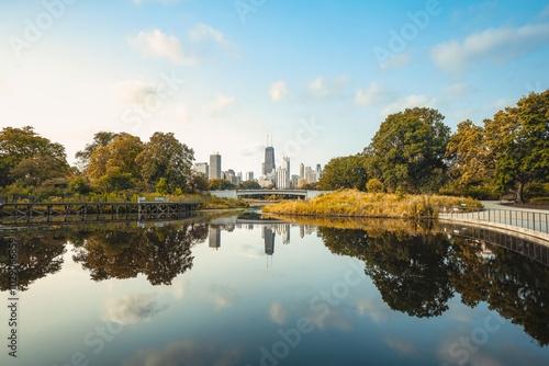 Obraz na płótnie the reflected lincoln park and skyline of chicago w salonie