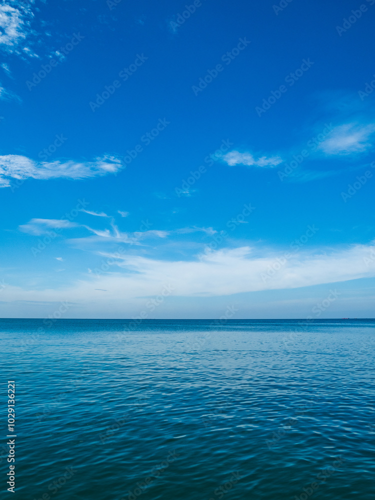 Obraz premium Landscape beautiful summer vertical wide horizon look viewpoint shore open sea beach cloud clean and blue sky background calm nature ocean wave water nobody travel at thailand chonburi sun day time