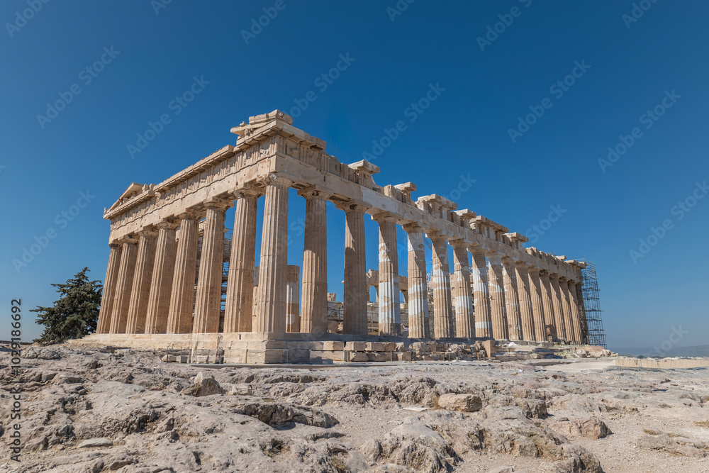 Naklejka premium greece capital athens and acropolis ancient artifacts touristic points of interest daytime and sunset light
