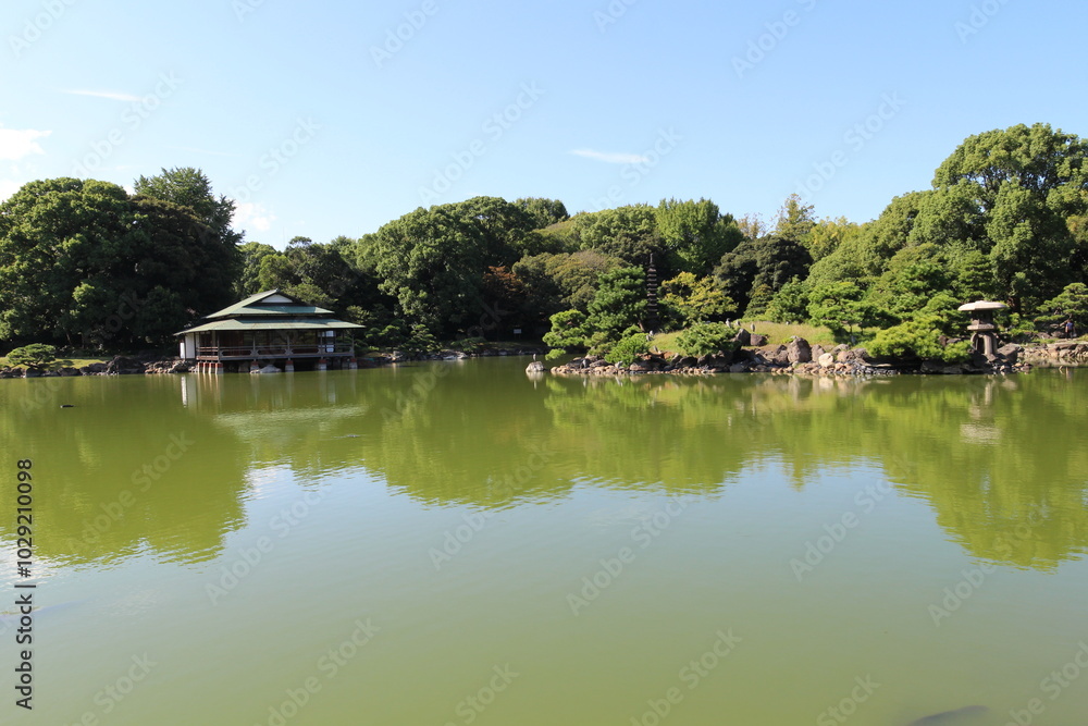 Ryotei House and Dai-Sensui Pond in Kiyosumi Garden, Tokyo, Japan Ryotei House and Dai-Sensui Pond in Kiyosumi Garden, Tokyo, Japan
