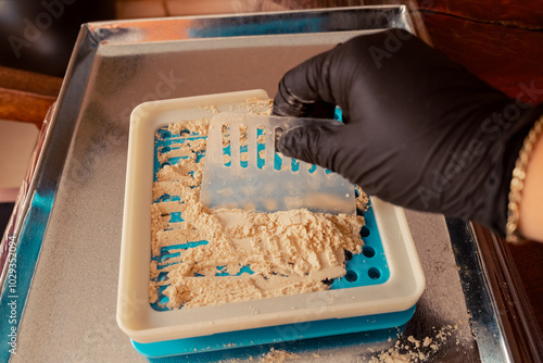 Proceso a mano de encapsulado de medicina natural.