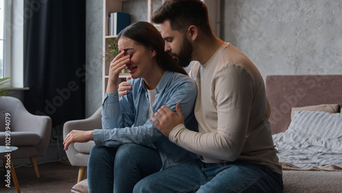Foto Caucasian man apologizing husband calming anxious annoyed wife ask forgiveness a