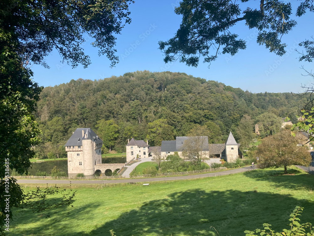 Der Donjon des Carondolet oder Wasserburg von Crupet in den Ardennen, Provinz Namur, Belgien