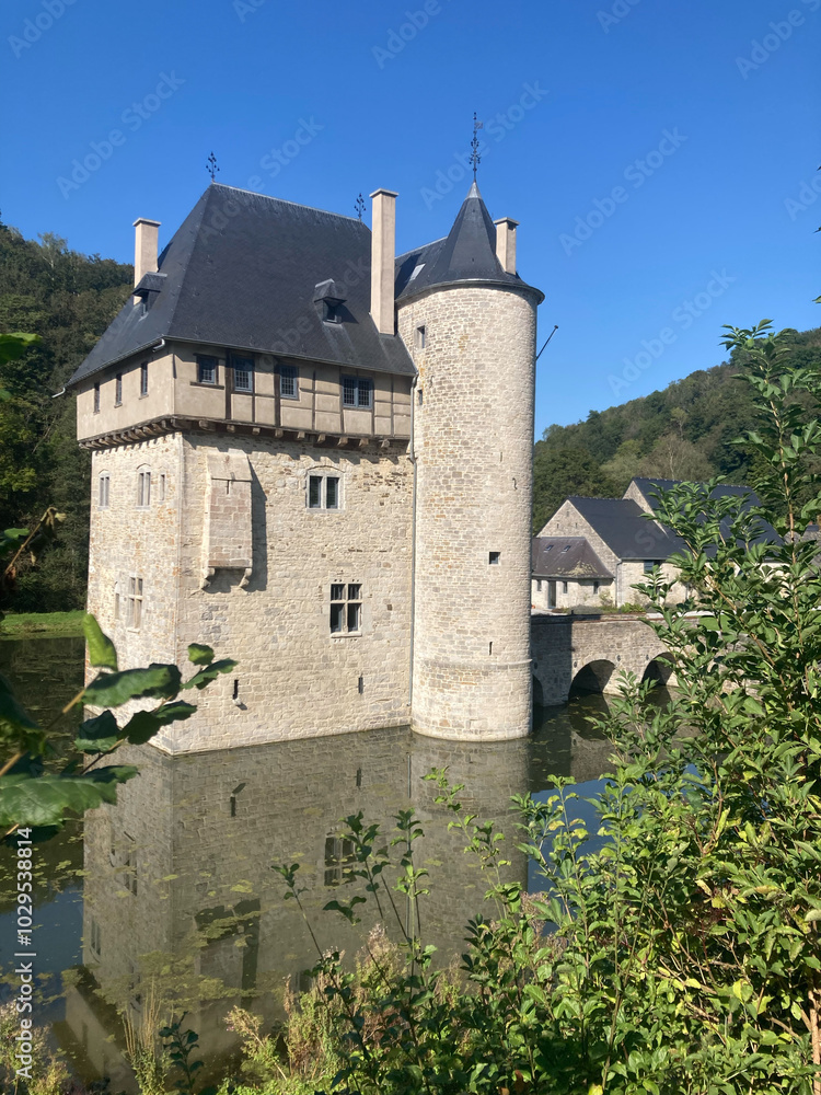 Der Donjon des Carondolet oder Wasserburg von Crupet in den Ardennen, Provinz Namur, Belgien