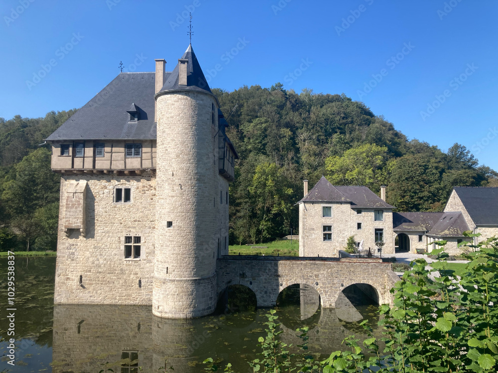 Der Donjon des Carondolet oder Wasserburg von Crupet in den Ardennen, Provinz Namur, Belgien Der Donjon des Carondolet oder Wasserburg von Crupet in den Ardennen, Provinz Namur, Belgien