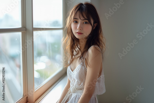 Free Download 白いキャミワンピで窓辺に佇む美しいモデル - GFXLoad