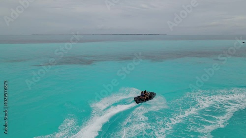 video de Jetskis andando alrededor de Yates en Isla Mujeres, Mexico.