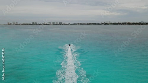 video de Jetskis andando alrededor de Yates en Isla Mujeres, Mexico.