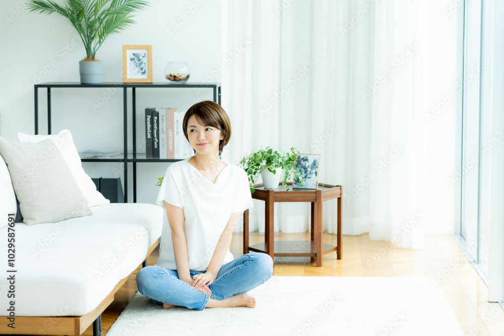 リビングでくつろぐ女性