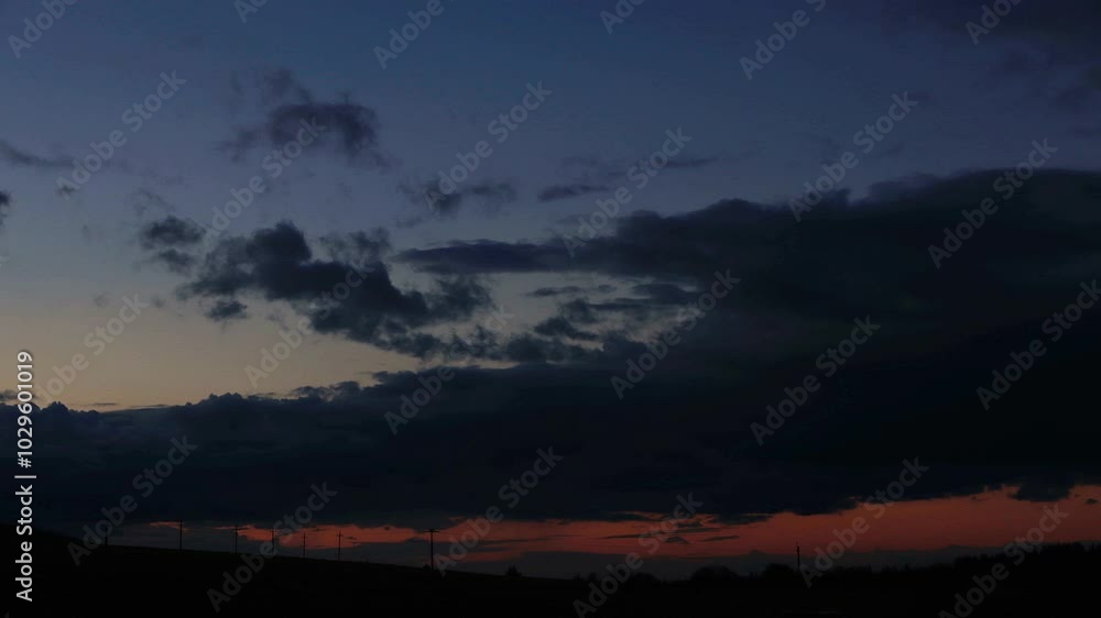 Zeitraffer Video von einem Sonnenuntergang mit dunklen Wolken am Himmel Zeitraffer Video von einem Sonnenuntergang mit dunklen Wolken am Himmel