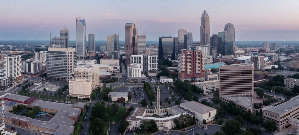 Obraz premium Downtown Charlotte city skyline of skyscrapers at sunrise, Charlotte, North Carolina, United States.