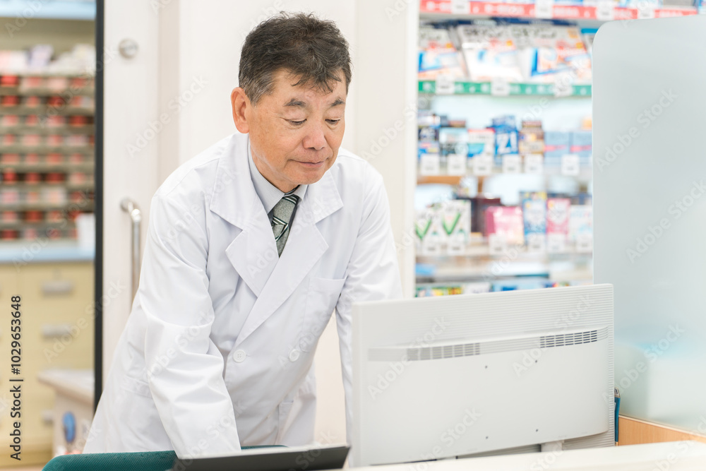 薬局・病院・ドラッグストアで働く薬剤師の男性(処方箋・薬・サプリメント)
薬局・病院・ドラッグストアで働く薬剤師の男性(処方箋・薬・サプリメント)