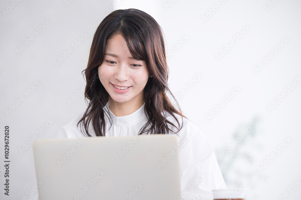 Close-up of a young woman at work looking at a computer Image of work, job hunting, changing jobs, etc. Copy space on the right Close-up of a young woman at work looking at a computer Image of work, job hunting, changing jobs, etc. Copy space on the right