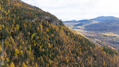 L'acropole des Draveurs pendant l'été indien au Quebec au Canada photo