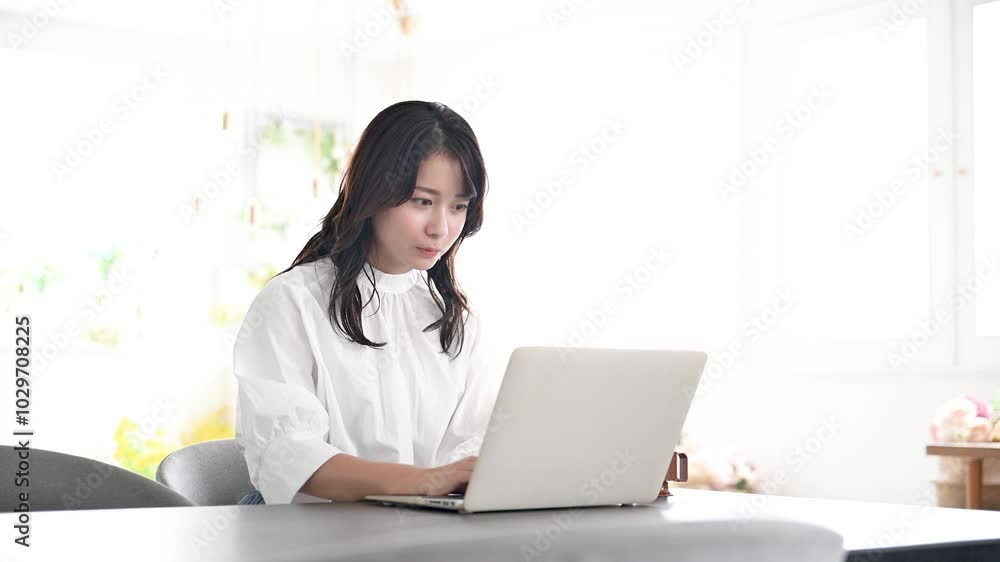 パソコンのある机に座ってタイピングや仕事する笑顔の若い女性の動画 調べて見つける頷く パソコンのある机に座ってタイピングや仕事する笑顔の若い女性の動画 調べて見つける頷く