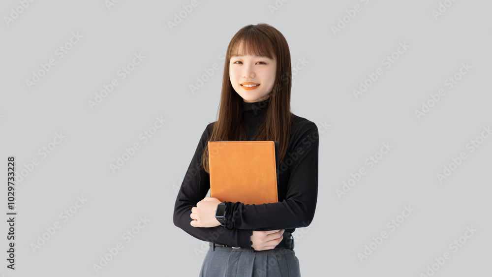 バインダーを持つ笑顔の女性・ビジネスウーマン バインダーを持つ笑顔の女性・ビジネスウーマン