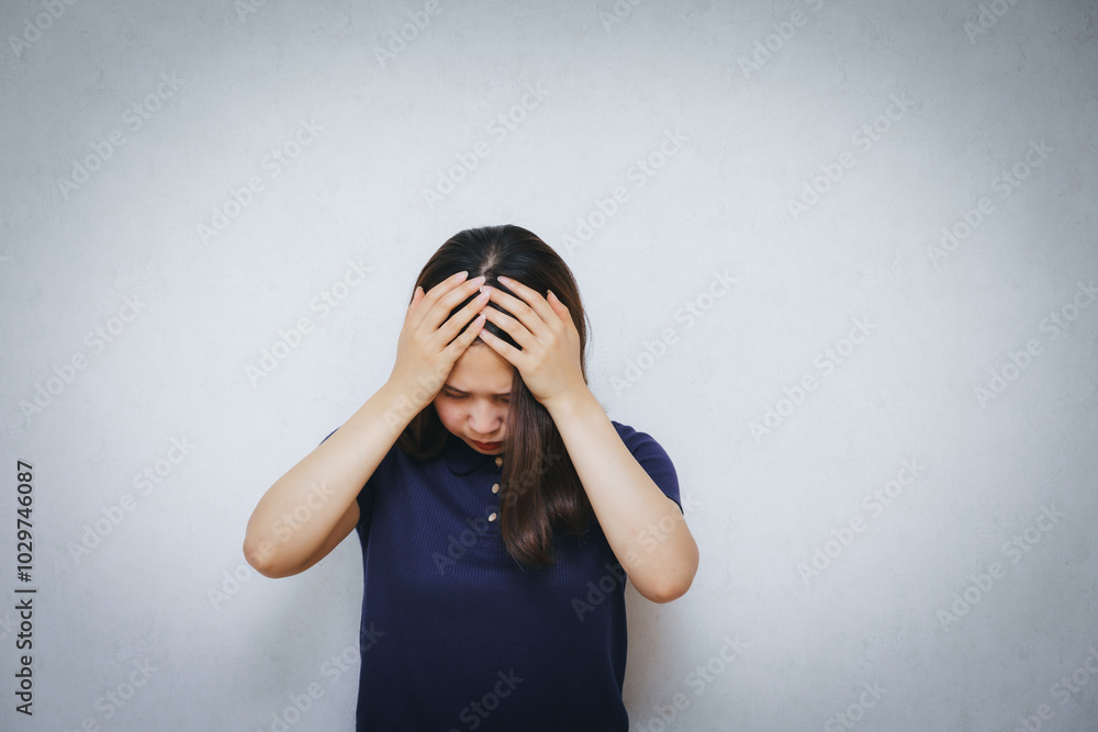 頭を抱えて病んでいる女性
Sick woman holding her head 頭を抱えて病んでいる女性
Sick woman holding her head