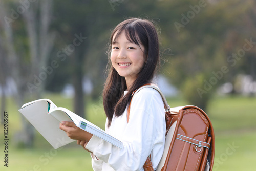 本を読む小学生