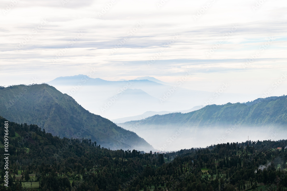 Obraz premium Low clouds are covering a mountain valley in java, indonesia