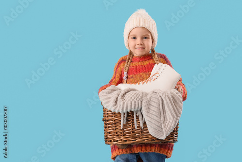 Cute little girl in winter ...