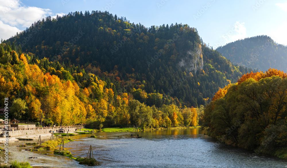 Kolorowa jesień nad Dunajcem