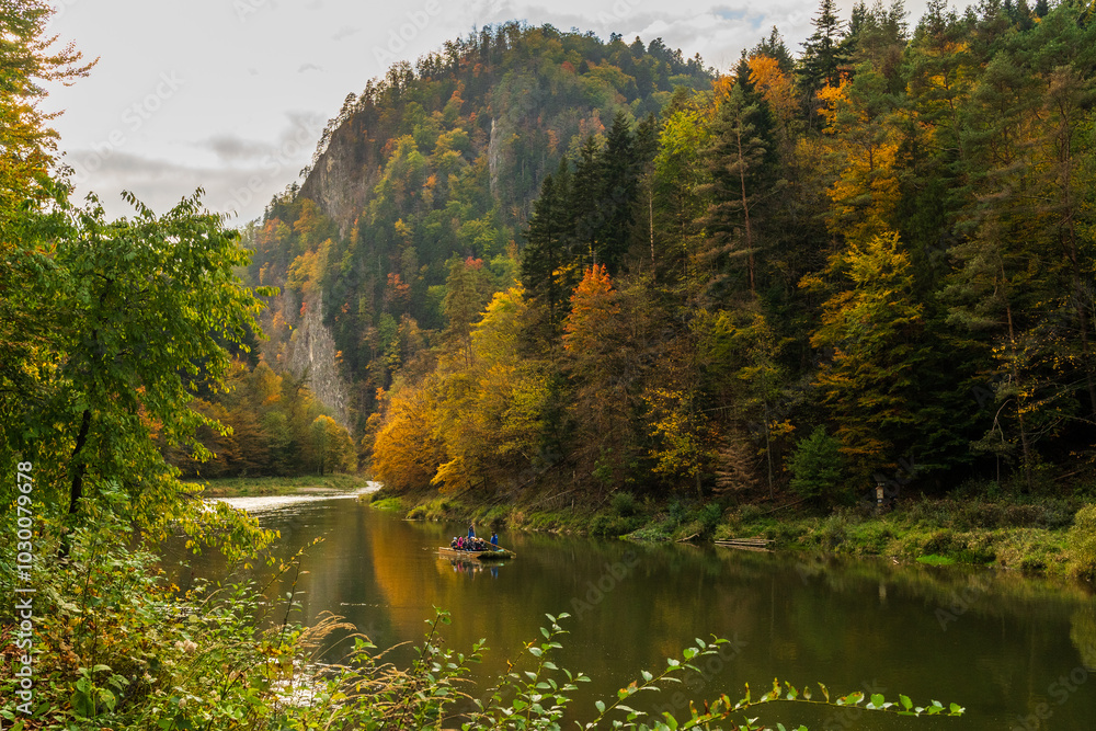 Kolorowa jesień nad Dunajcem