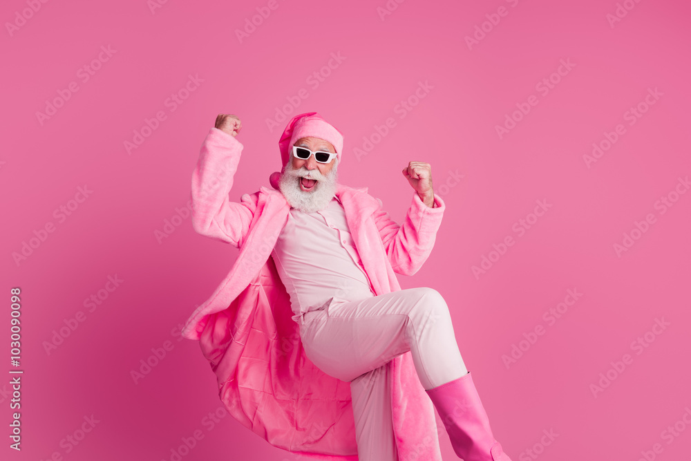 Photo of cheerful funny senior man wear trendy bright coat celebrate valentine date sale isolated on pink color background Photo of cheerful funny senior man wear trendy bright coat celebrate valentine date sale isolated on pink color background