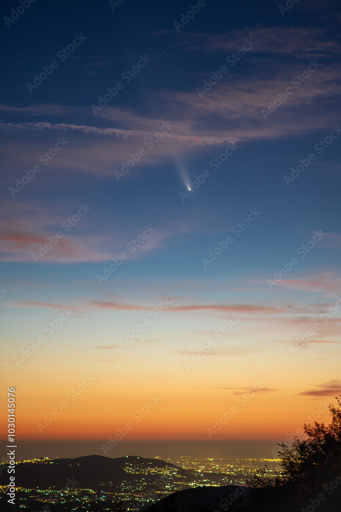 Fototapeta premium Cometa C/2023 A3 Tsuchinshan-Atlas