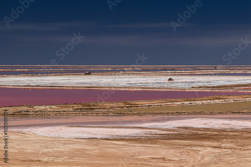 Salzbergbau in Namibia bei Swakopmund, Salzgewinnung in der Walvis Bay, Blick auf die pinkfarbenen Salinen Felder photo