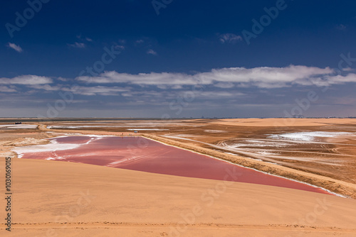 Salzbergbau in Namibia bei Swakopmund, Salzgewinnung in der Walvis Bay, Blick auf die pinkfarbenen Salinen Felder photo