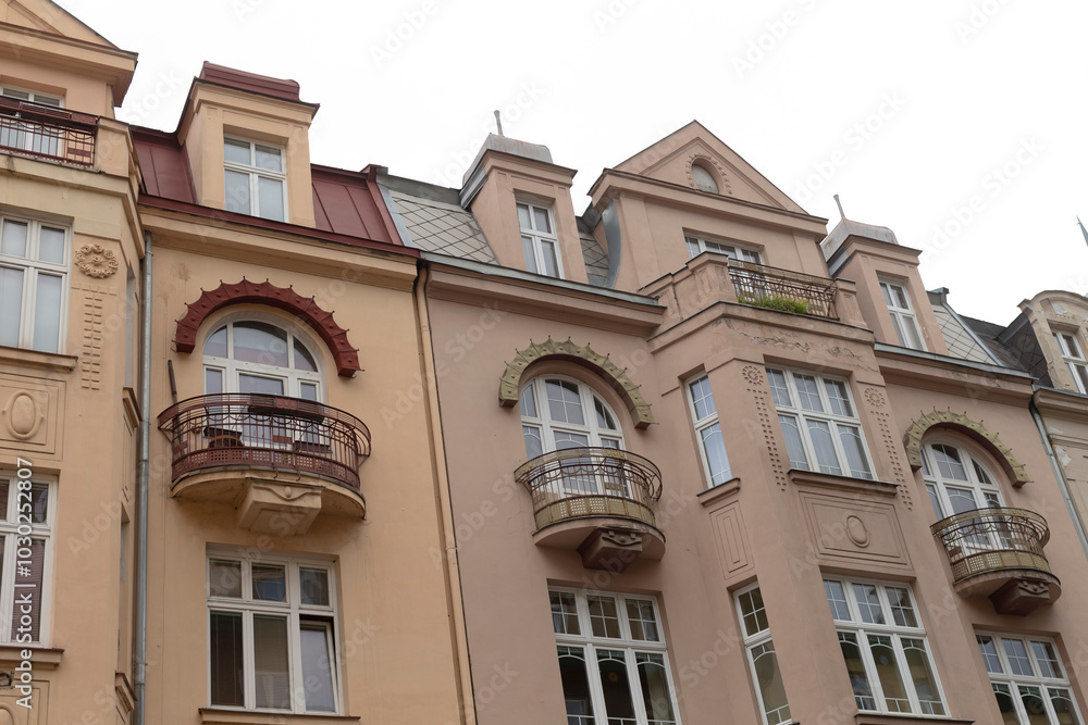 Obraz premium The structure features an extensive number of windows and numerous balconies, adding to its aesthetic appeal and functionality