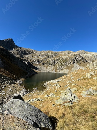 lake in the mountains - el lago de Llauset en los Pirineos 